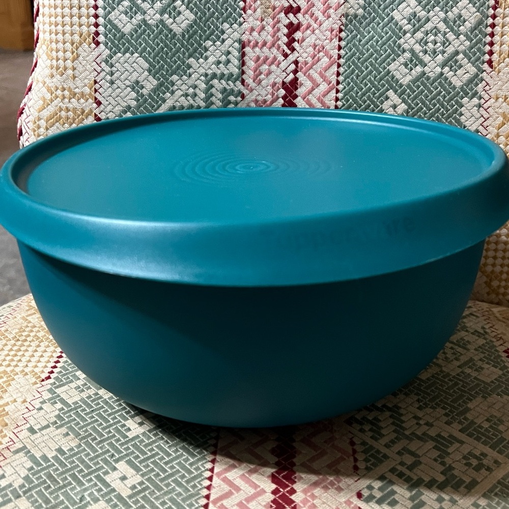 New Tupperware bowls with lids, 12 piece set, 6 bowls and 6 lids. - Picture 5 of 8
